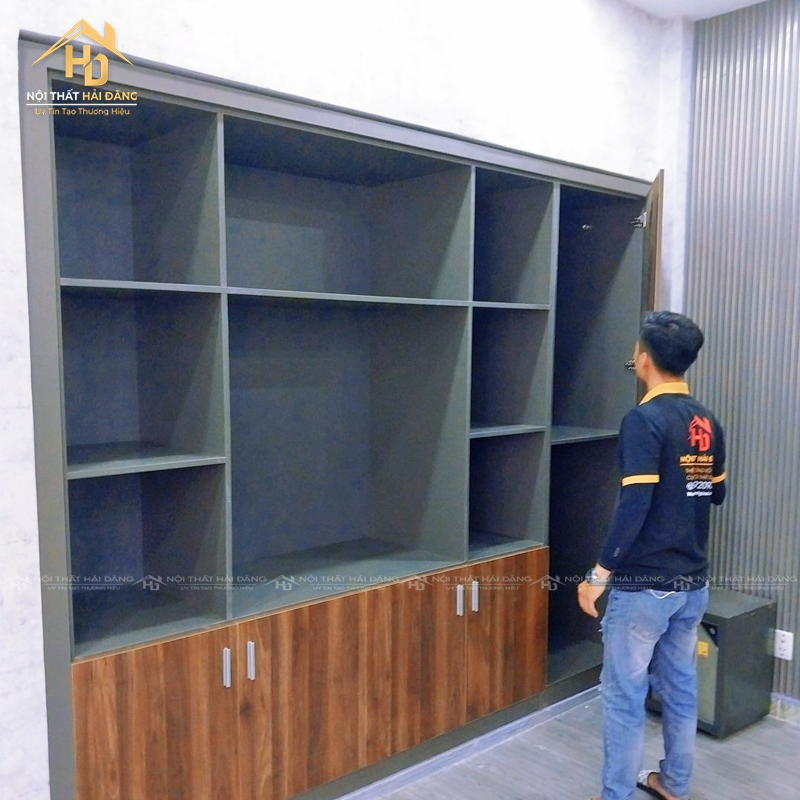 Nội Thất Hải Đăng hoàn thiện kệ trưng bày gỗ tại nhà khách hàng tu trung bay