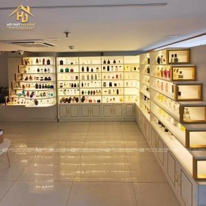 Kệ Trưng Bày Salon Tóc Sang Trọng 5 tu trung bay nuoc hoa